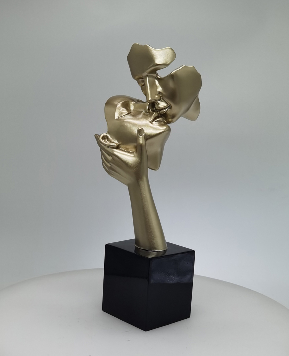 Creative abstract Resin sculpture of kissing on hand Statue Hand and Face for Home and Office Desk