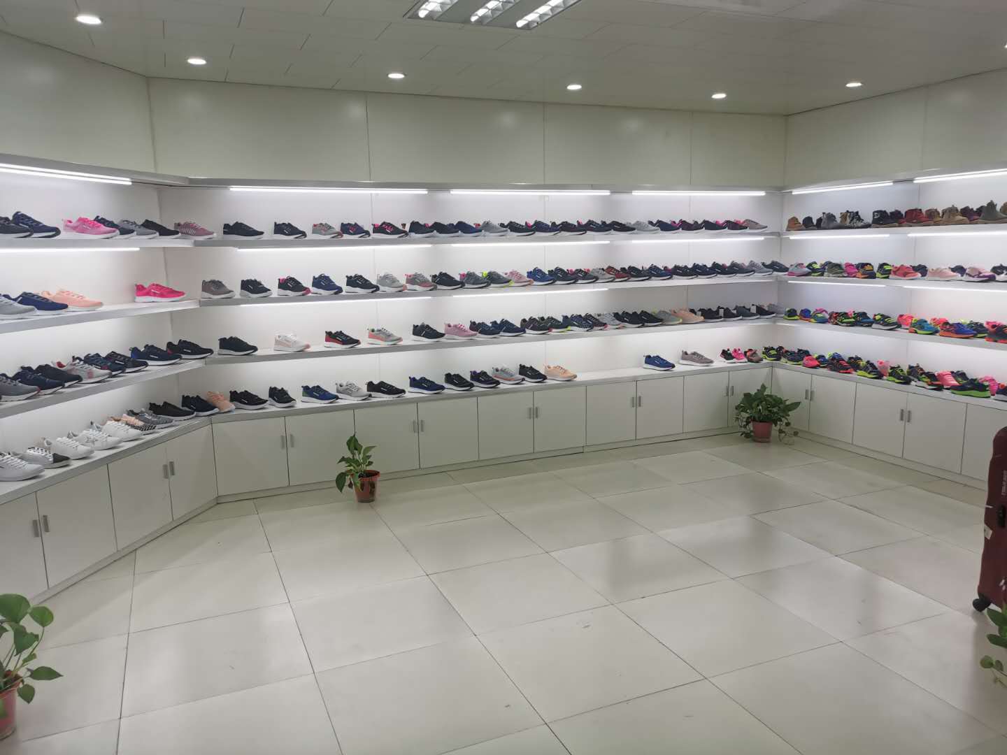 Wenling Tejia Hong Import and Export Co., Ltd. – Running shoes 1