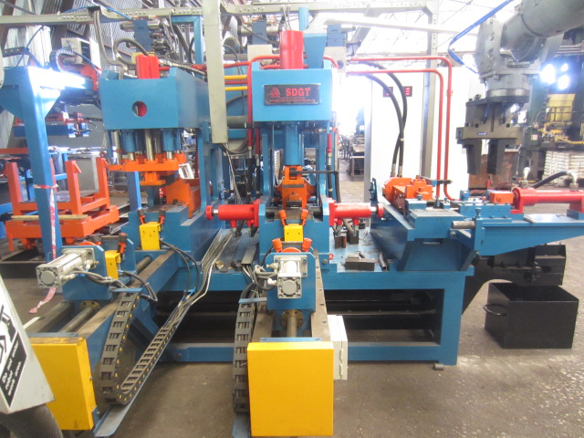Semi/automatic eye forming machine