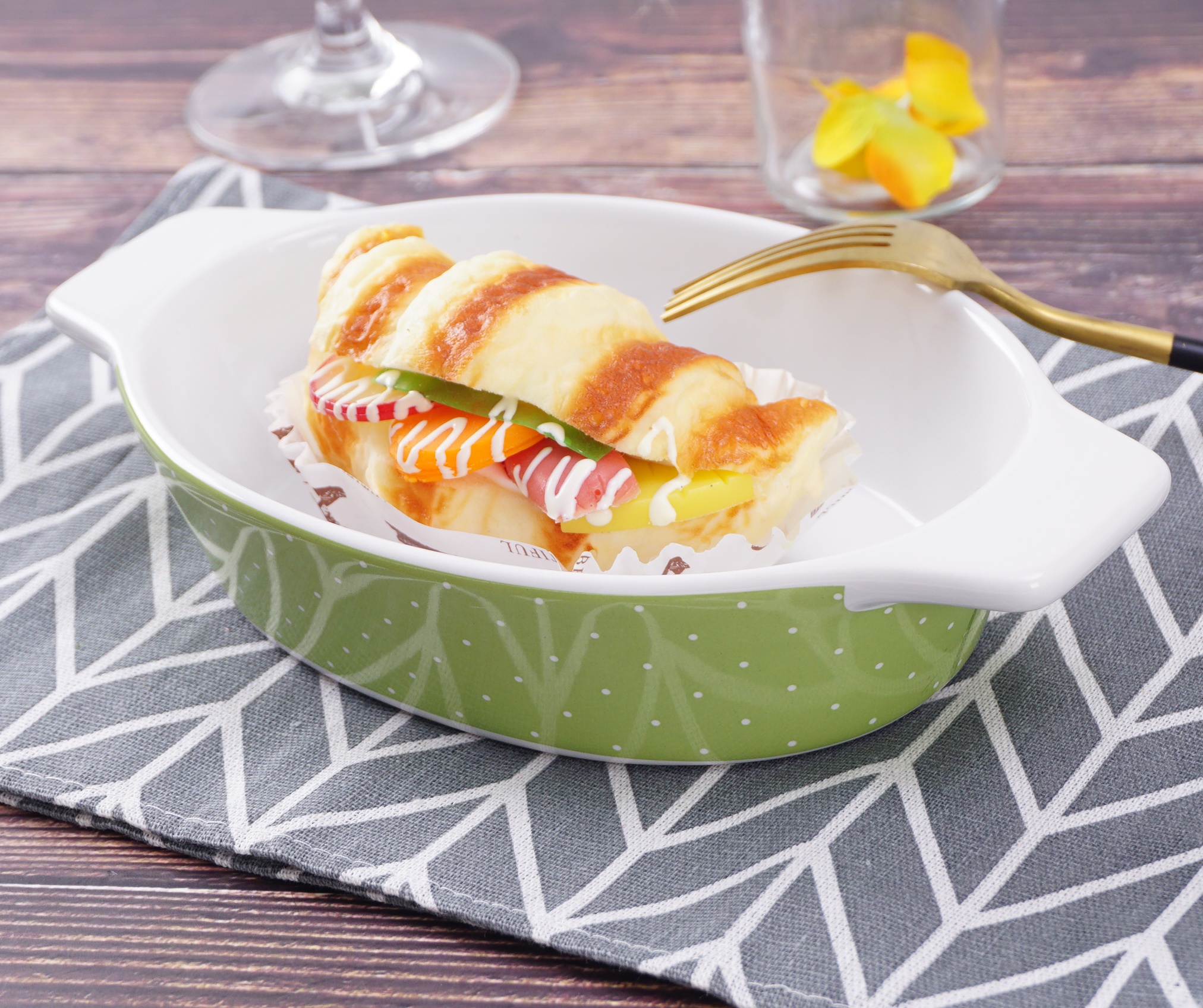 Oval baking plate with decal baking pan