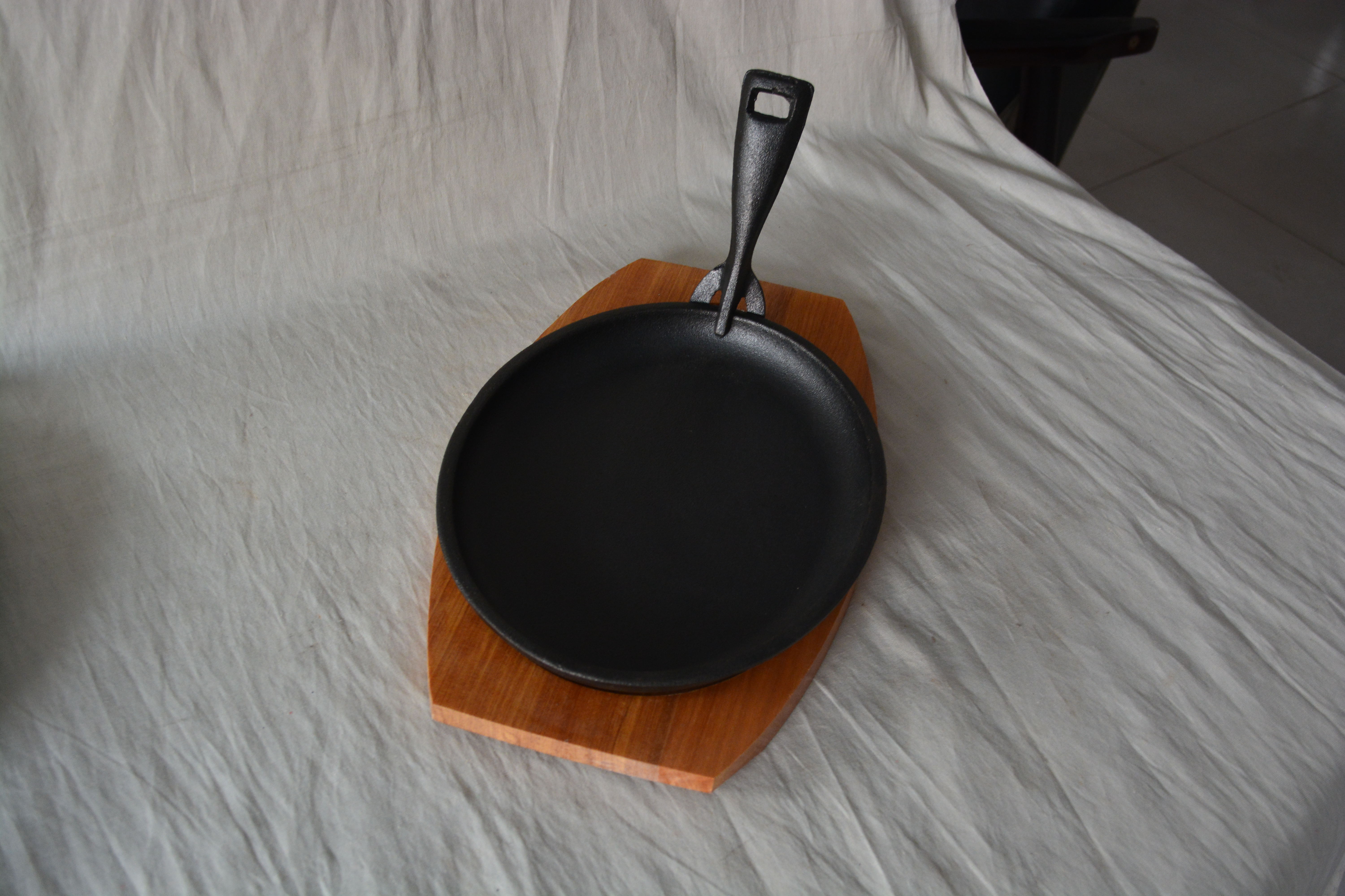 cast iron preseasoned fajita with wooden base