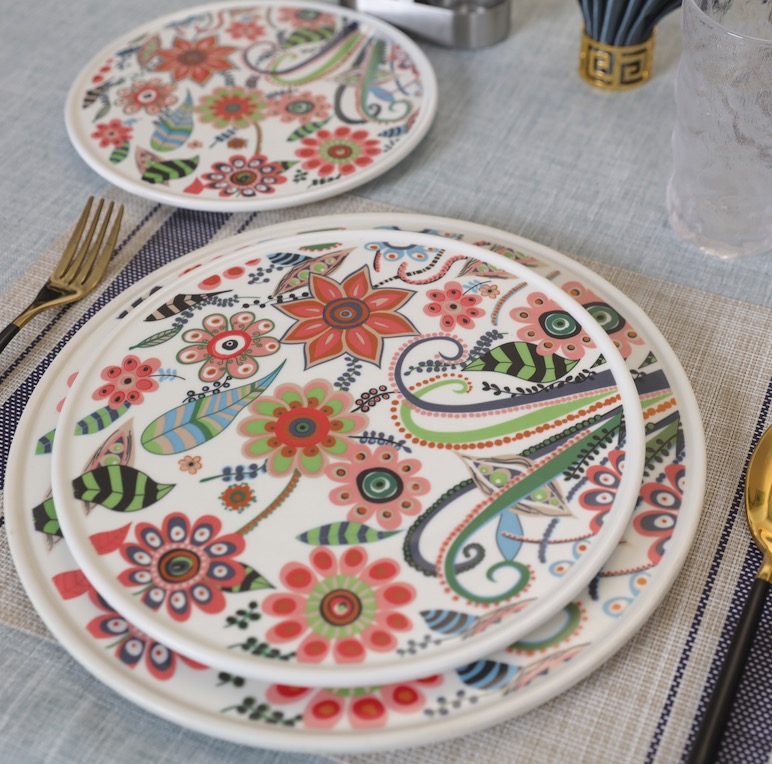 Flat porcelain plate with decal printing