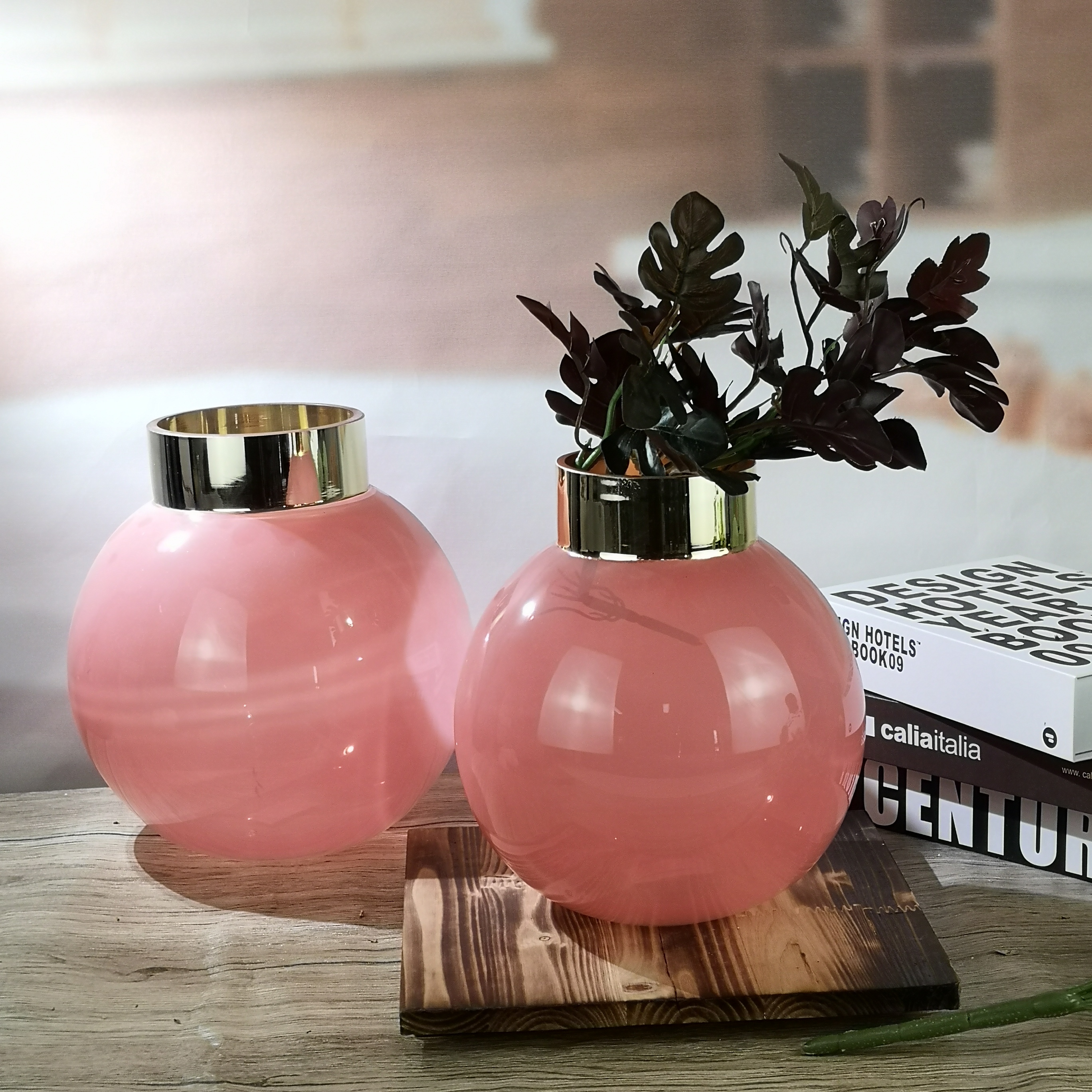 Round Hot Pink Crystal Glass Vase With Plating Gold Effect