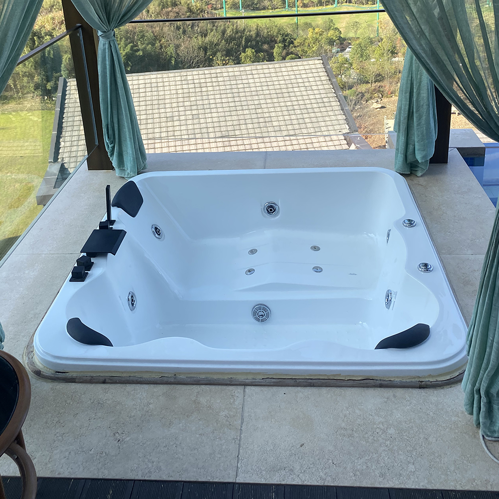 Out door bathtub