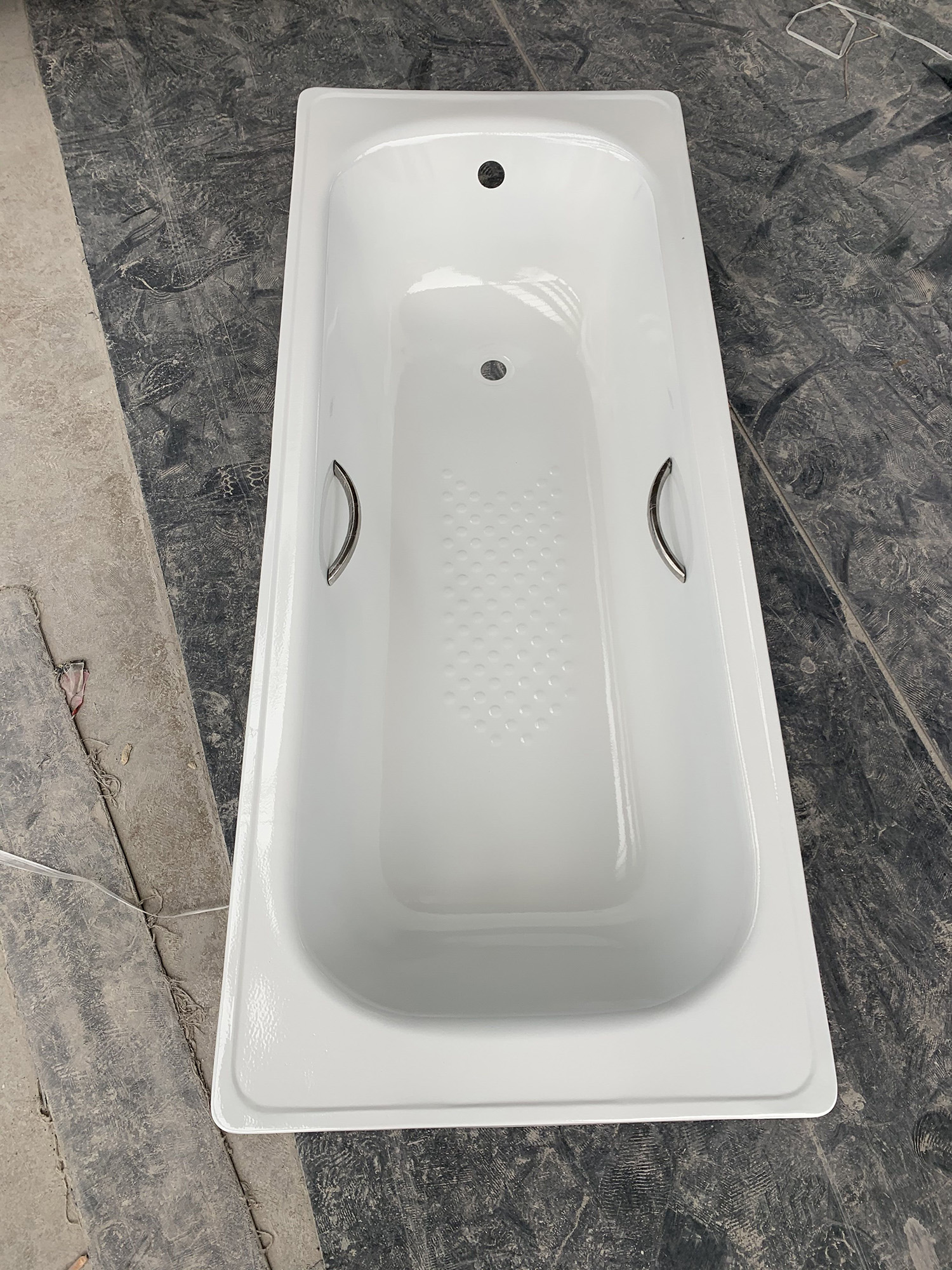 Enamel bathtub