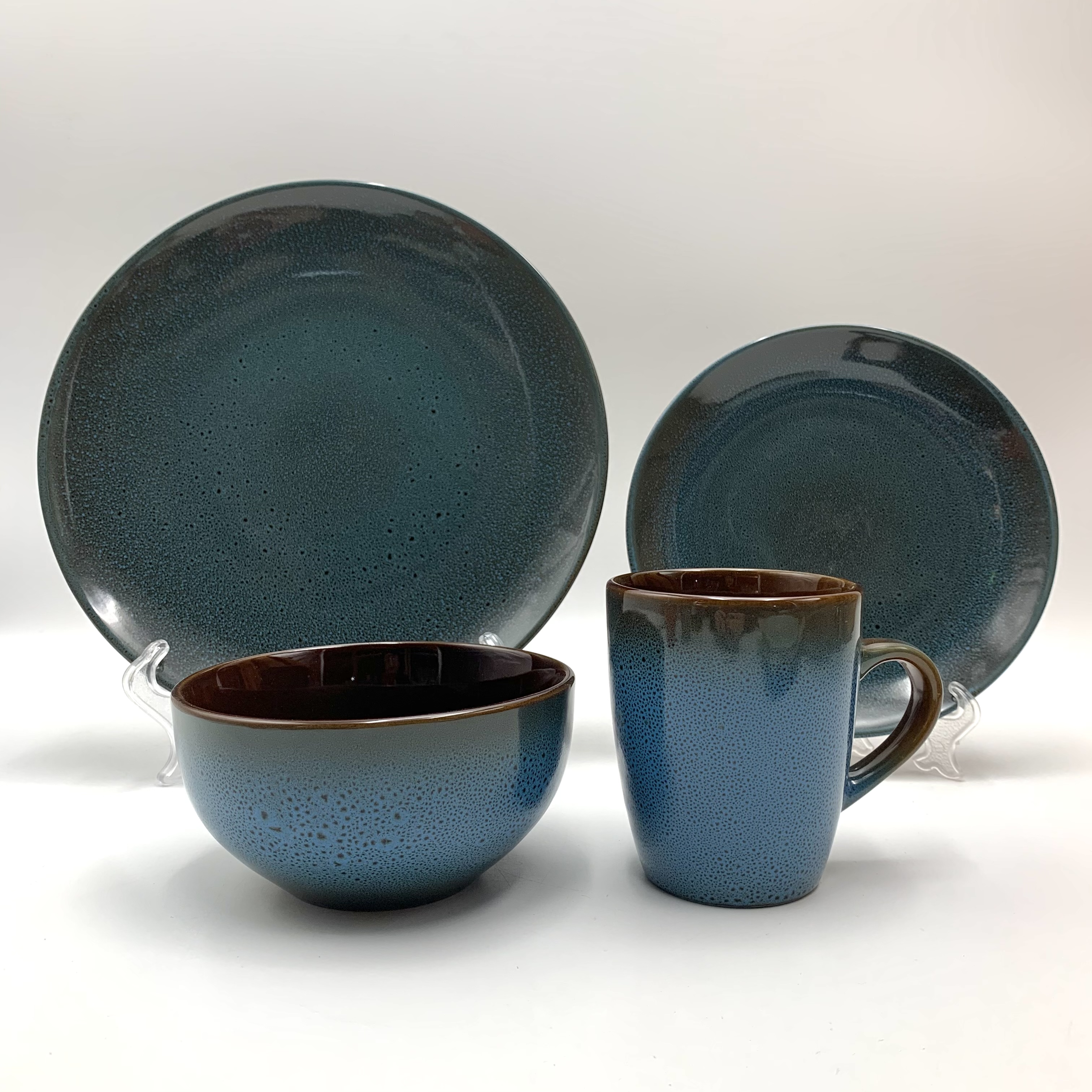 Reactive stoneware