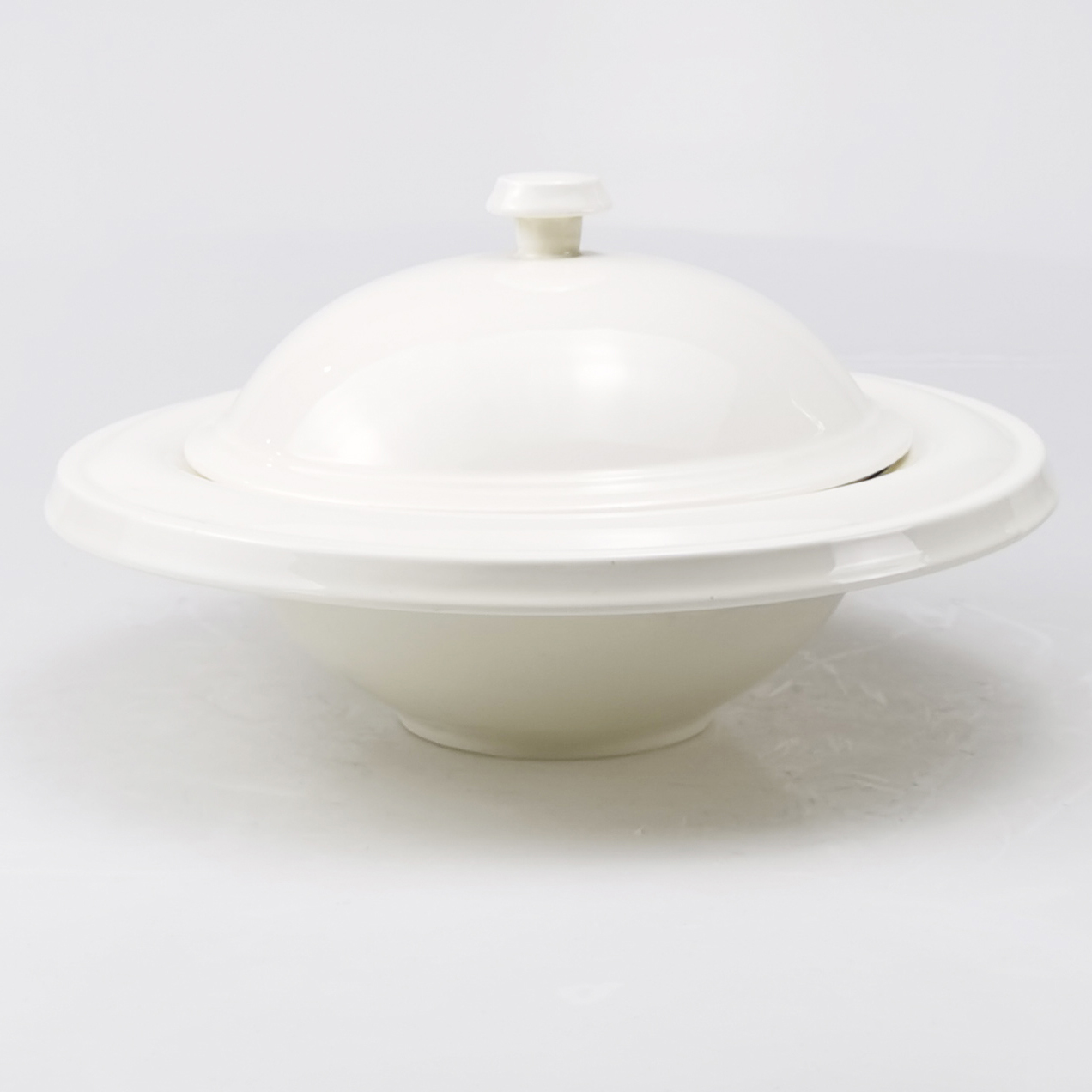 Ceramic soup bowl with lip