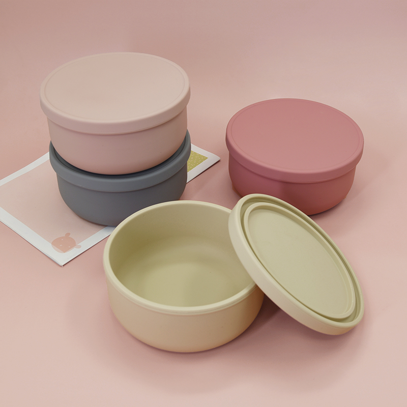 Silicone bowl with lid for baby feeding