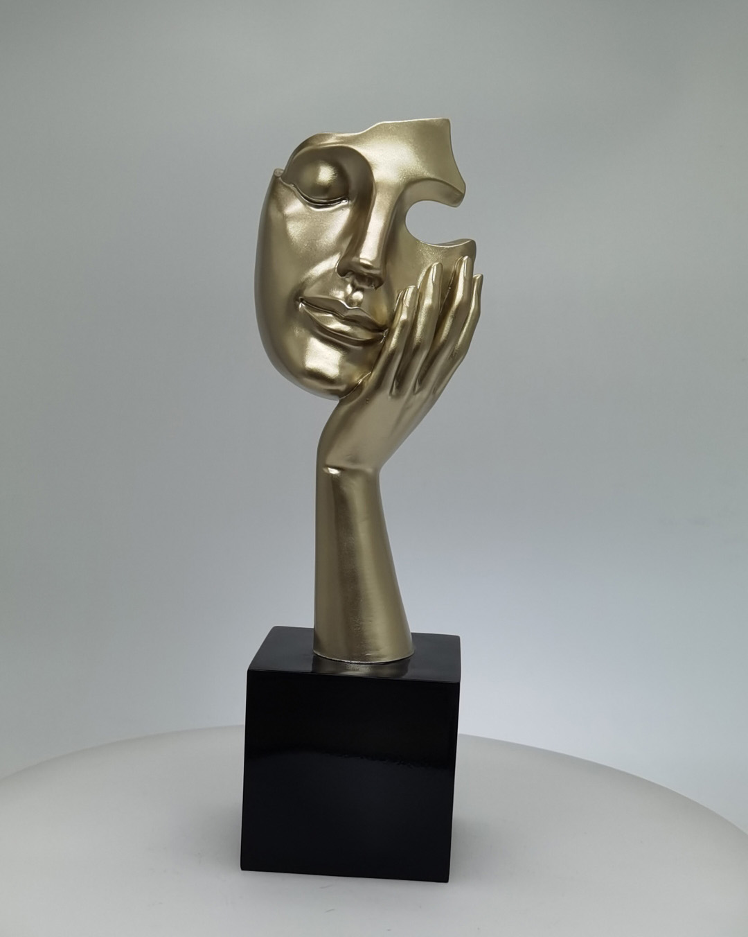 Creative Abstract Resin sculpture of thinker on hand Statue Hand & Face Statues for Home & Office Desk Decor