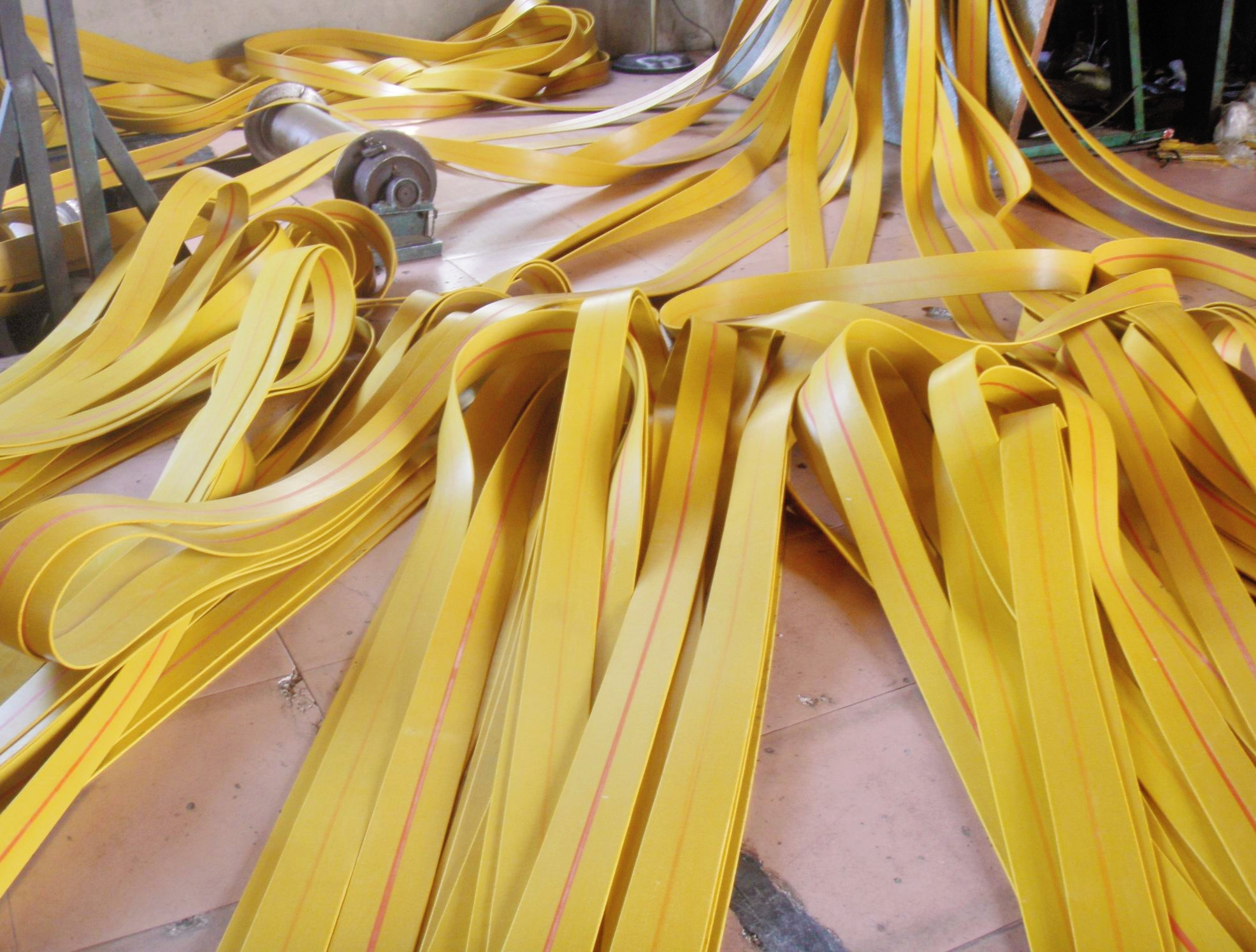 Flat transmission belt