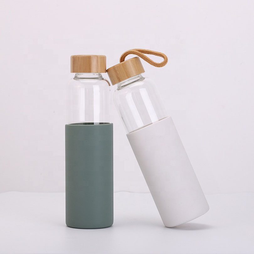 High quality borosilicate glass water bottle with silicone sleeve
