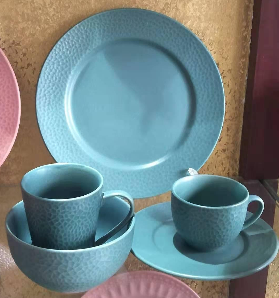 Pigmented glaze embossed porcelain dinnerset