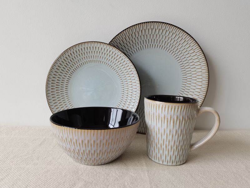 Reactive glaze dinnerware