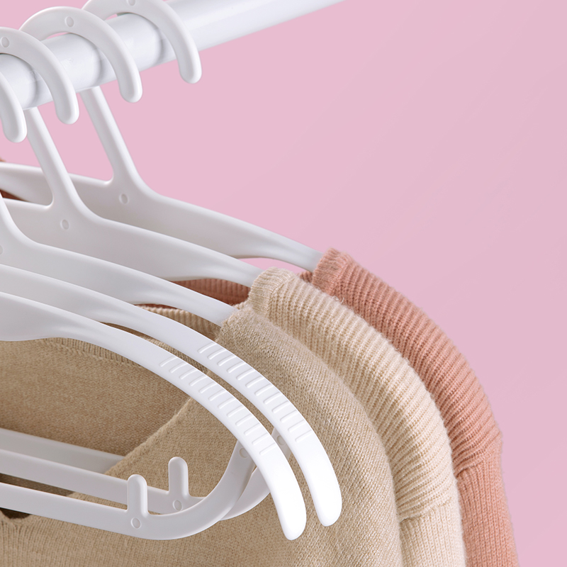 Plastic PP hanger with non-slip contoured shoulders