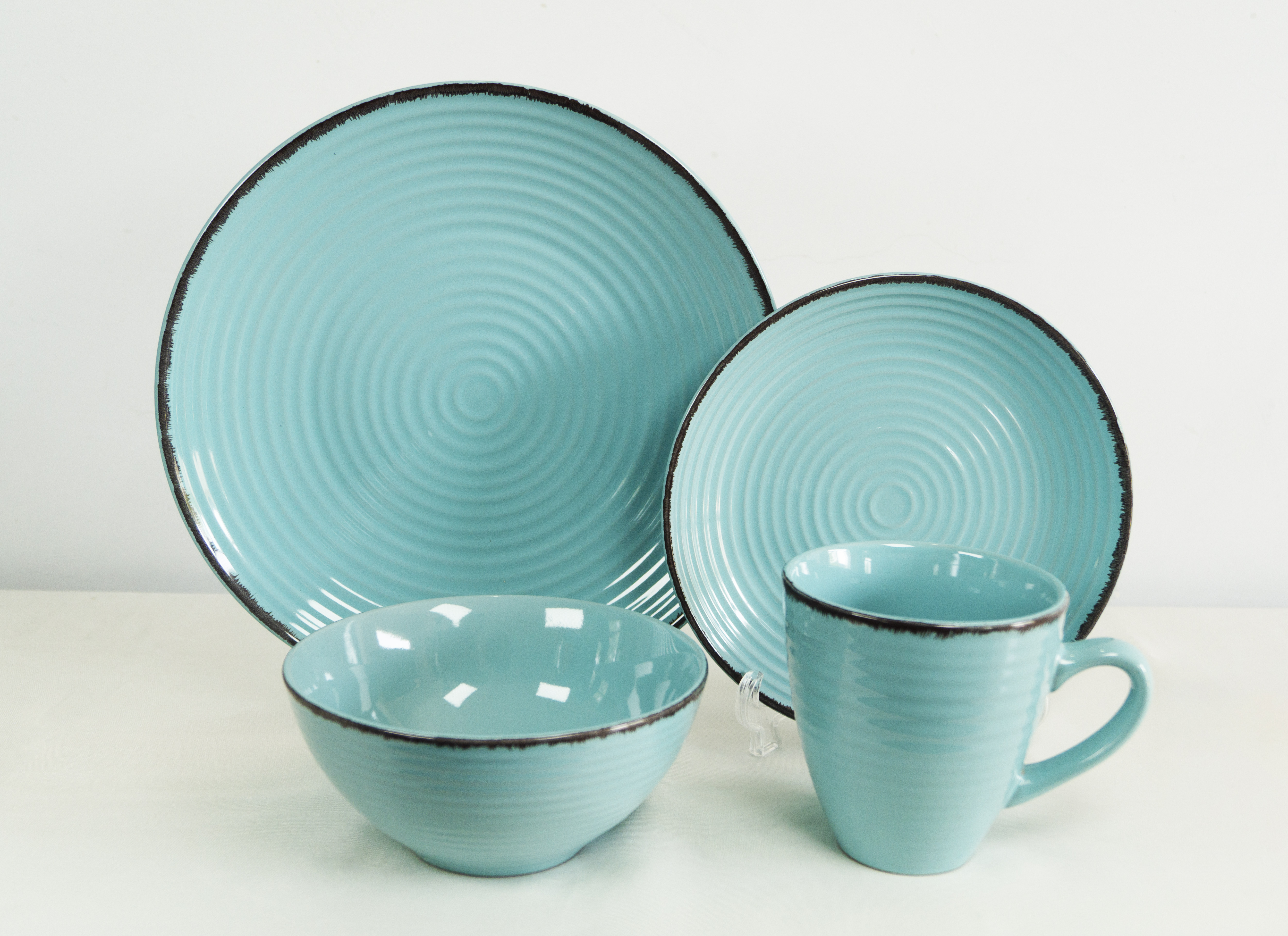 glazed dinnerware with eyelash rim
