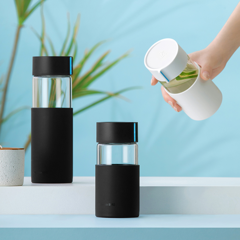 310ml & 480ml antimicrobial borosilicate glass water bottle in silicone sleeve with strainer