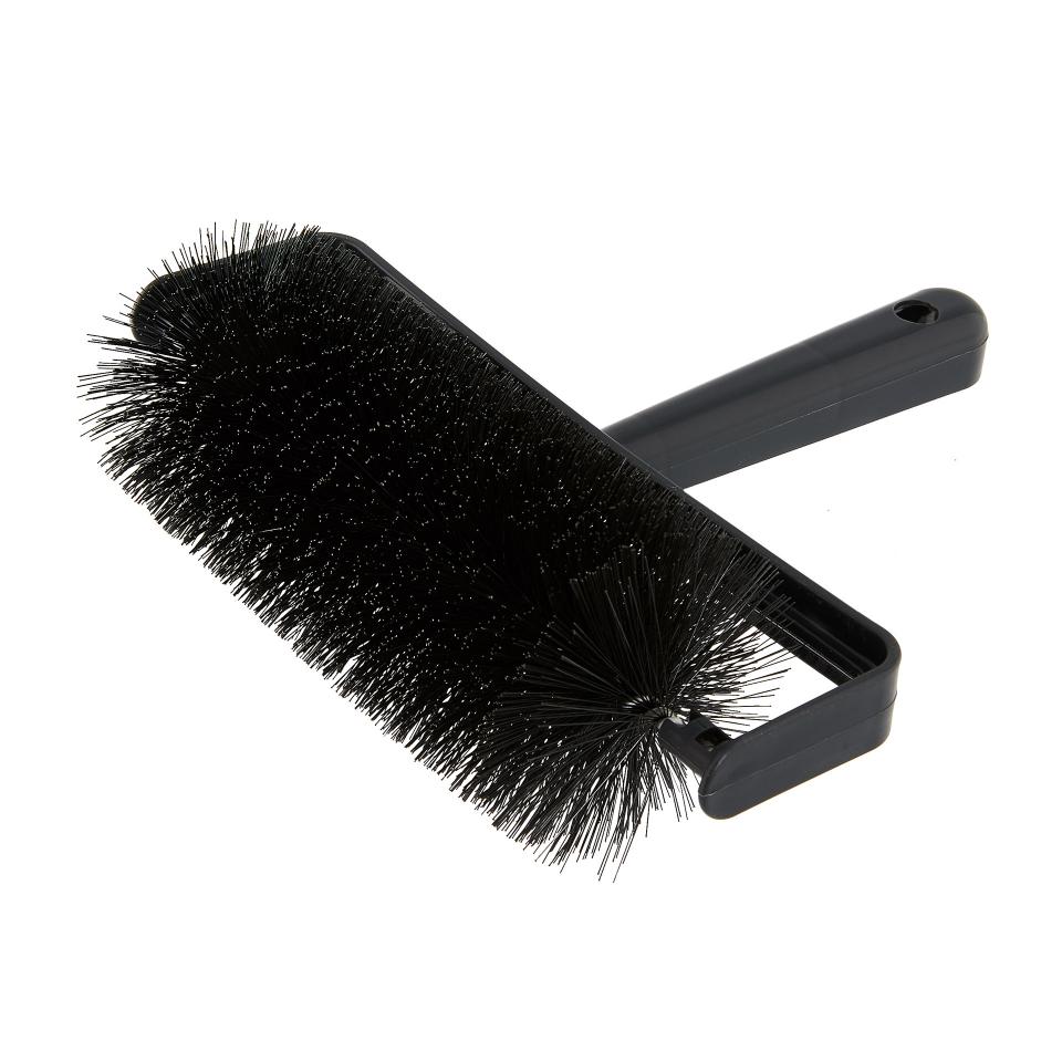 Roller cleaning brush