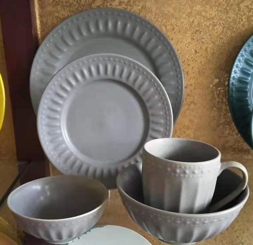 Pigmented glaze embossed pocelain dinnerset