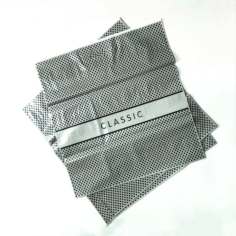 Beautiful atmosphere, many colors, customized clothing bags